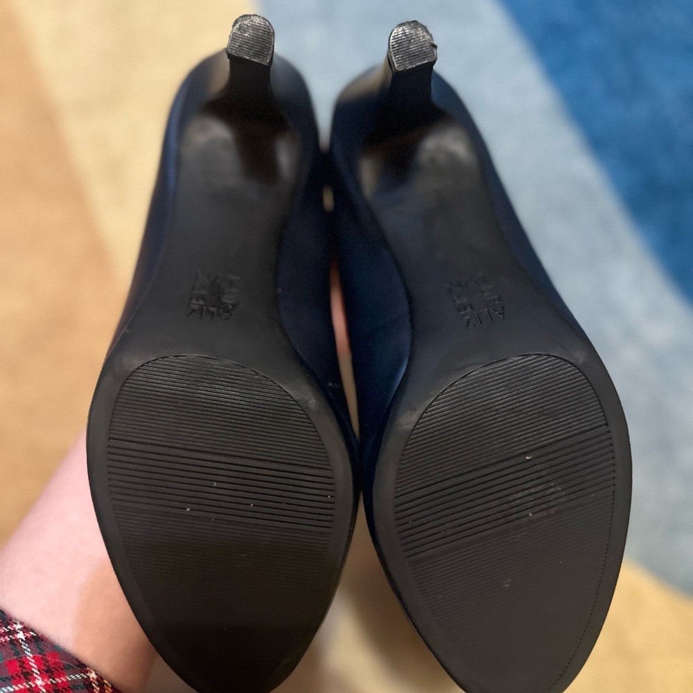 Naturalizer Classic Navy Heels - Picture 4 of 4